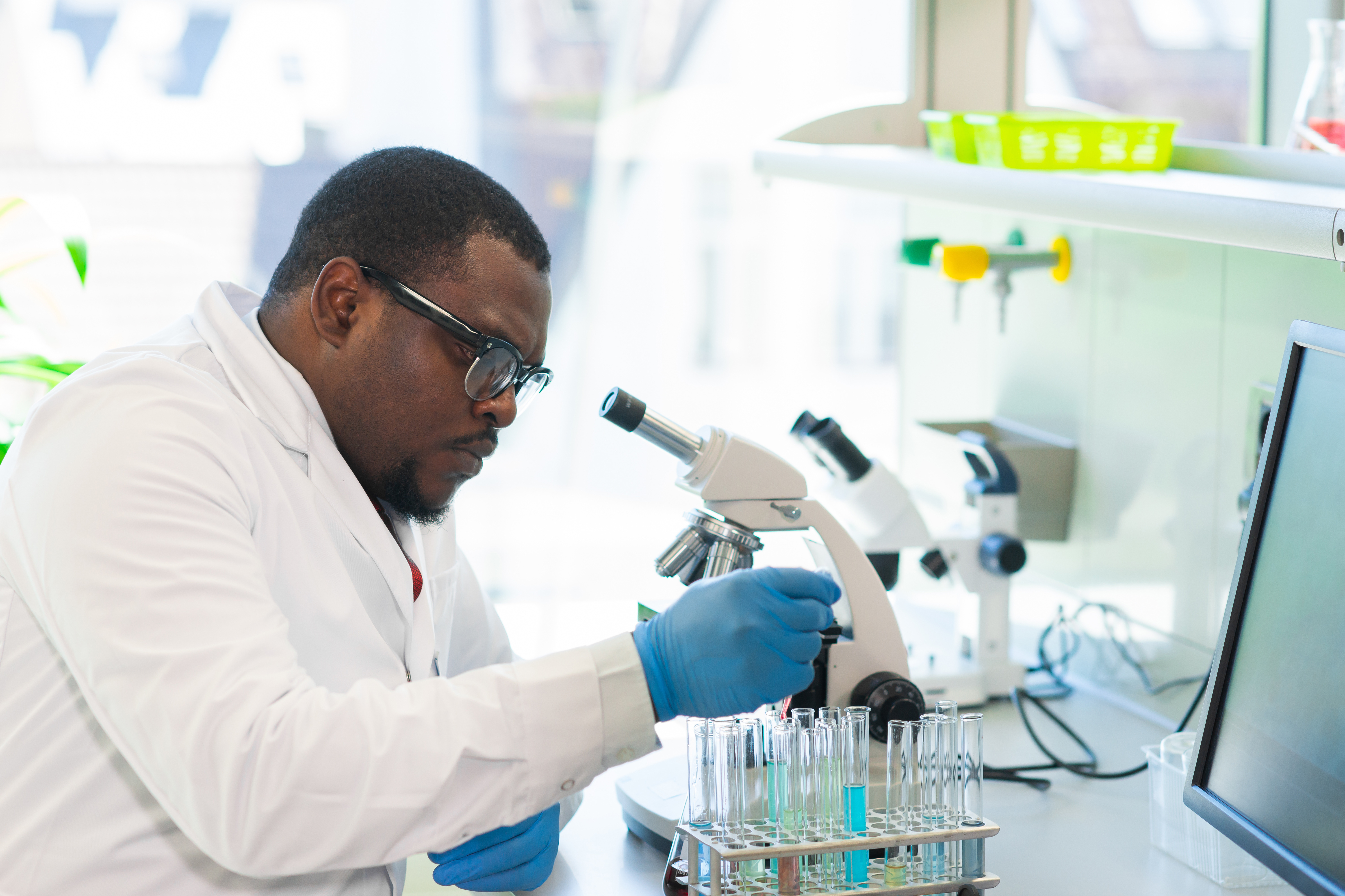 Scientist america. Вакцина Омикрон. American Scientists. African American Doctor with Lab Microscope. Что позволяют микробиологические исследования.